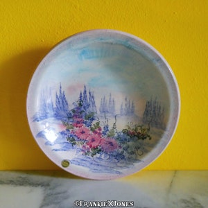 Plato colgante de cerámica griega esmaltada con paisaje de bosque en colores pastel pintado a mano / 2 de 3