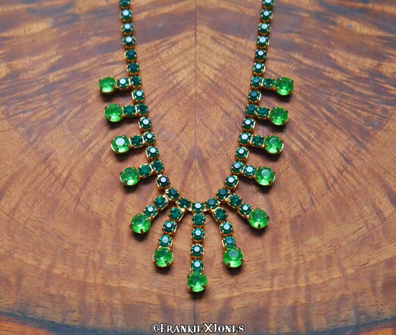 30's Emerald Green Glass and Brass Accent Necklace - image 3