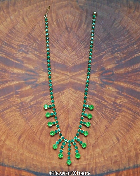30's Emerald Green Glass and Brass Accent Necklace - image 2