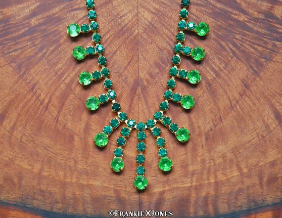 30's Emerald Green Glass and Brass Accent Necklace - image 4