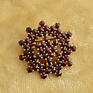 Vintage 2-tiered Bohemian Garnet Gold Plated 900 Silver Star Shaped Brooch Pin