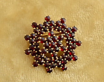Vintage 2-tiered Bohemian Garnet Gold Plated 900 Silver Star Shaped Brooch Pin