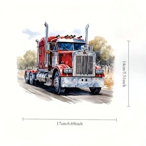 Può includere: Illustrazione ad acquerello di un camion rosso su una strada, con una griglia cromata e tubi di scarico. L'immagine è larga 17 cm e alta 14 cm.