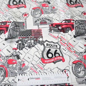 Könnte beinhalten: Weißer Stoff mit einem Route 66-Motiv. Er zeigt rote Motorräder, Autos und das Route 66-Schild. Eine Karte mit Städten wie Los Angeles und Chicago ist enthalten. Die amerikanische Flagge ist ebenfalls vorhanden.