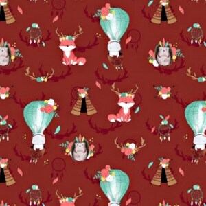 Op de afbeelding: Een herhalend patroon op een rode achtergrond met grillige illustraties van vossen, egels, tipi's, heteluchtballonnen en dromenvangers. De dieren en ballonnen zijn versierd met bloemstukken. Het algehele ontwerp heeft een boheems of bosrijk thema.