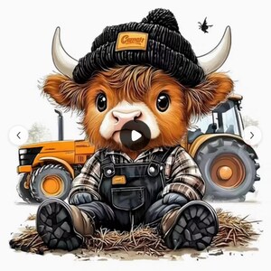 Könnte beinhalten: Cartoon-Illustration einer Highland-Kuh mit schwarzer Mütze mit dem Wort "Camatt", Latzhose und kariertem Hemd. Die Kuh sitzt vor zwei orangefarbenen Traktoren. Das Bild hat ein Bauernhof-Thema.
