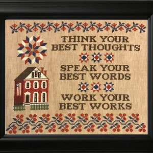 Puede incluir: Un sampler de punto de cruz enmarcado con un esquema de color rojo, blanco y azul. El sampler presenta una casa con una bandera estadounidense, un diseño de estrella y el texto "Piensa tus mejores pensamientos, Habla tus mejores palabras, Trabaja tus mejores obras."