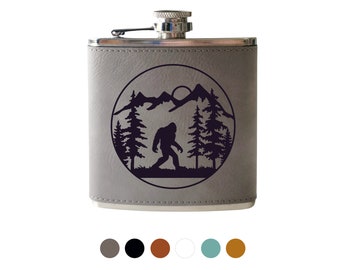 Flasque à whisky Bigfoot, fiole de hanche Sasquatch gravée, cadeau personnalisé pour garçons d'honneur, gourde de camping amusante pour homme, idée cadeau d'extérieur rustique
