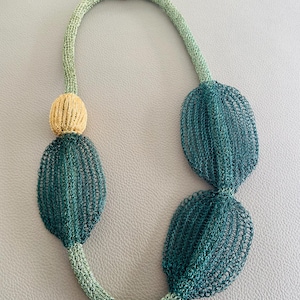 Halsband cactus de alambre tejido