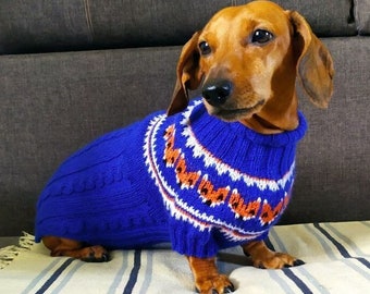 Kuscheliger Pullover für Dackel. Handgestrickte warme Kleidung für Dackel. Handgefertigter Pullover für Hund