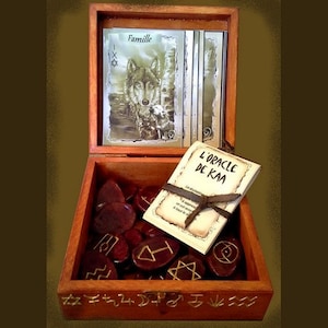L'Oracle de KAA.  La symbolique de ce jeu divinatoire est empruntée à la fois à l'alchimie, l'astrologie et la Kabbale.