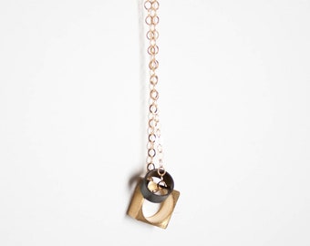 01 - Minimalistiskt halsband med mässingshänge | Moderna smycken | Modernt geometriskt halsband | Minimalistiska smycken | Gåva