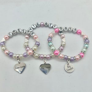 BRACCIALE CON CIONDOLO personalizzato per sorella maggiore, la più grande, la media, la piccola, la sorellina, il regalo con nome personalizzato del Grande Fratello, borsa inclusa e targhetta 30 colori immagine 5