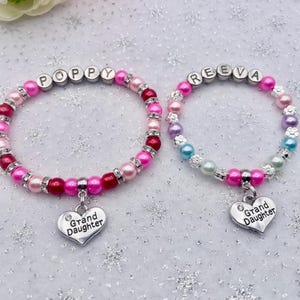 Enkelin personalisiertes CHARM ARMBAND, personalisiertes Mädchen Namensgeschenk, 30 + Farbauswahl inc Geschenktasche & Anhänger