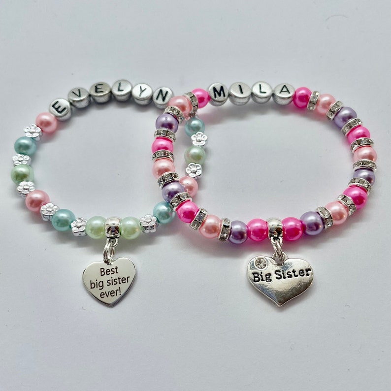 BRACCIALE CON CIONDOLO personalizzato per sorella maggiore, la più grande, la media, la piccola, la sorellina, il regalo con nome personalizzato del Grande Fratello, borsa inclusa e targhetta 30 colori Best big sister ever