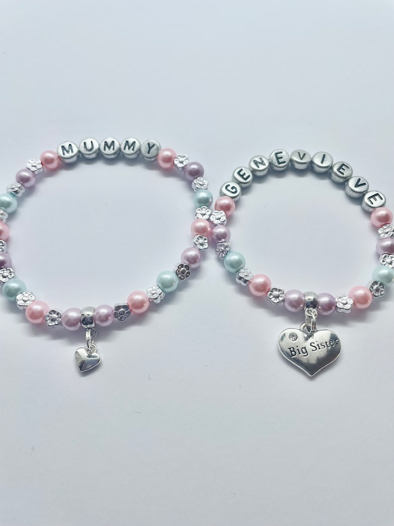 BRACCIALE CON CIONDOLO personalizzato per sorella maggiore, la più grande, la media, la piccola, la sorellina, il regalo con nome personalizzato del Grande Fratello, borsa inclusa e targhetta 30 colori immagine 3