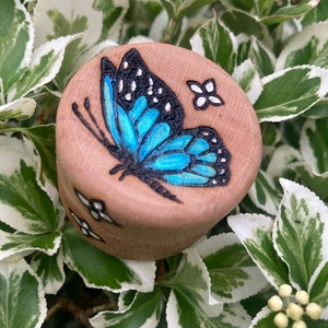 Blauer Schmetterling Buche Minitopf - runder hölzerner Pyrographiering oder Schmuckkästchen - Schmucktopf