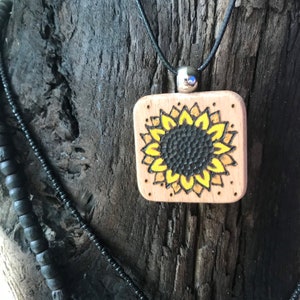Collier pendentif en bois tournesol, pendentif pyrogravure avec ficelle en cuir 16-18&quot;, option de personnalisation