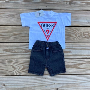 Kinder Vintage 90er Jahre Baby Guess Jeans USA weißes T-Shirt und schwarze Jeans Shorts Set Größe 12 Monate mit Anhängern
