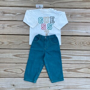 Kinder Vintage 90er Jahre Baby Guess Jeans USA cremefarben langarm und grüne Hose Set Größe 24 Monate mit Anhängern