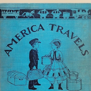 K&ouml;nnte beinhalten: Ein blauer Buchumschlag mit dem Titel "America Travels" in wei&szlig;en Buchstaben. Das Buch zeigt Illustrationen von zwei Kindern mit Koffern und einem Zug, und der Name des Autors, "Alice Dalgliesh", ist unter dem Titel gedruckt.