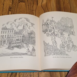 K&ouml;nnte beinhalten: Eine Schwarzwei&szlig;illustration eines von Pferden gezogenen Omnibusses in einer Stadtstra&szlig;e. Die Illustration stammt aus einem Buch mit dem Titel "In the days of carriages and bicycles."