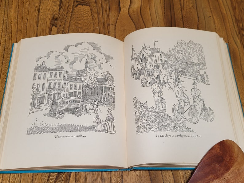 K&ouml;nnte beinhalten: Eine Schwarzwei&szlig;illustration eines von Pferden gezogenen Omnibusses in einer Stadtstra&szlig;e. Die Illustration stammt aus einem Buch mit dem Titel "In the days of carriages and bicycles."
