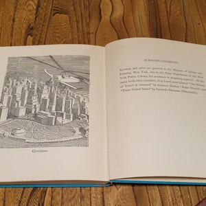 K&ouml;nnte beinhalten: Eine Schwarzwei&szlig;illustration eines Gyroplanes, der &uuml;ber eine Stadt fliegt. Die Bildunterschrift unter dem Bild lautet "Gyroplane."