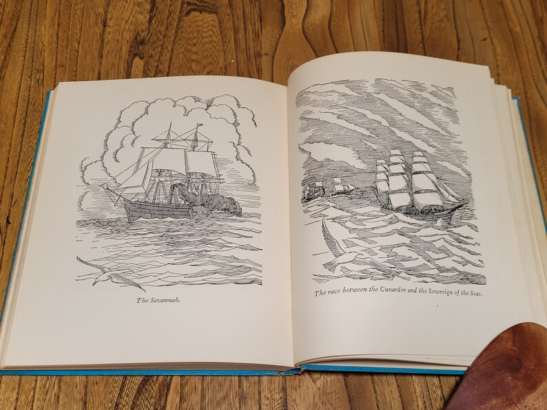 K&ouml;nnte beinhalten: Zwei Schwarzwei&szlig;illustrationen von Schiffen auf See. Das erste Bild zeigt ein Schiff namens "The Savannah" mit einer gro&szlig;en Wolke dar&uuml;ber. Das zweite Bild zeigt ein Schiff namens "The race between the Comander and the Sovereign of the Seas."