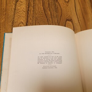 K&ouml;nnte beinhalten: Eine Seite aus einem Buch mit den Copyright-Informationen f&uuml;r das Buch. Das Copyright ist 1951 und das Buch wird von The Macmillan Company herausgegeben.