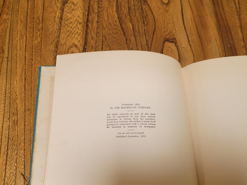 K&ouml;nnte beinhalten: Eine Seite aus einem Buch mit den Copyright-Informationen f&uuml;r das Buch. Das Copyright ist 1951 und das Buch wird von The Macmillan Company herausgegeben.