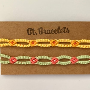 Set med två vänskapsarmband prästkragararmband blommor gul/gröna