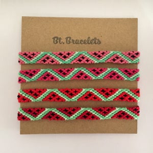 Puede incluir: Conjunto de cuatro pulseras de amistad con temática de sandía con un patrón de chevron en rojo, rosa, verde y negro. Las pulseras se muestran en una tarjeta marrón con el texto "Bt. Bracelets".