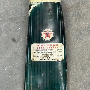 Puede incluir: Tubo de grasa para engranajes fueraborda Texaco vintage. El tubo tiene una tapa roja y un dise&ntilde;o a rayas verdes y blancas. El logotipo de Texaco es visible, junto con la informaci&oacute;n del producto. Contenido: 226 gramos. Fabricado en EE. UU.