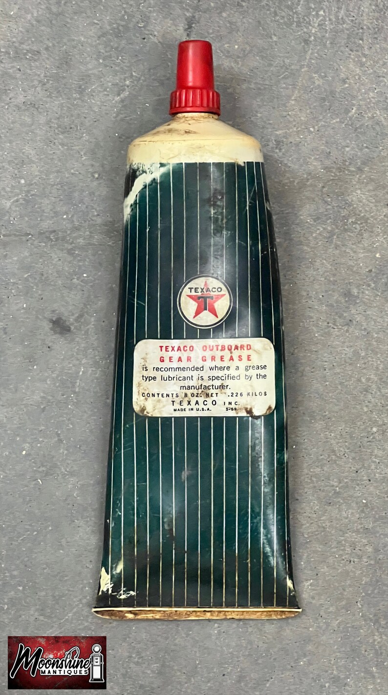 Puede incluir: Tubo de grasa para engranajes fueraborda Texaco vintage. El tubo tiene una tapa roja y un dise&ntilde;o a rayas verdes y blancas. El logotipo de Texaco es visible, junto con la informaci&oacute;n del producto. Contenido: 226 gramos. Fabricado en EE. UU.