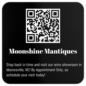 Puede incluir: Cuadrado negro con esquinas redondeadas con un c&oacute;digo QR blanco en la parte superior. Debajo del c&oacute;digo QR est&aacute; el texto "Moonshine Mantiques" en una fuente serif. El texto "&iexcl;Retroceda en el tiempo y visite nuestra sala de exposici&oacute;n retro en Mooresville, NC! Solo con cita previa, &iexcl;as&iacute; que programe su visita hoy!" est&aacute; debajo.