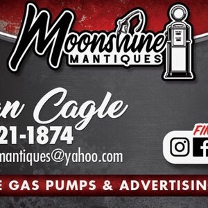 Puede incluir: Tarjeta de visita de Moonshine Mantiques, con el nombre de Alan Cagle y la informaci&oacute;n de contacto. La tarjeta incluye un logotipo con una ilustraci&oacute;n de una bomba de gasolina vintage y el texto "VINTAGE GAS PUMPS & ADVERTISING SIGNS."