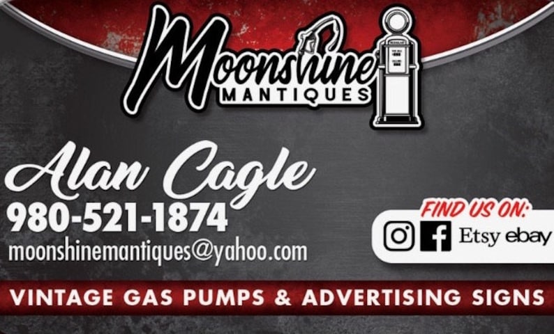 Puede incluir: Tarjeta de visita de Moonshine Mantiques, con el nombre de Alan Cagle y la informaci&oacute;n de contacto. La tarjeta incluye un logotipo con una ilustraci&oacute;n de una bomba de gasolina vintage y el texto "VINTAGE GAS PUMPS & ADVERTISING SIGNS."
