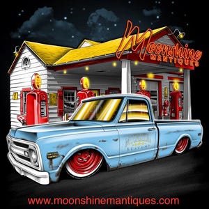 Puede incluir: Ilustraci&oacute;n de una camioneta pickup azul claro vintage con ruedas rojas estacionada frente a una gasolinera. La gasolinera tiene un techo amarillo y un letrero de ne&oacute;n que dice "Moonshine Antiques". La direcci&oacute;n del sitio web www.moonshinemantiques.com est&aacute; en la parte inferior.