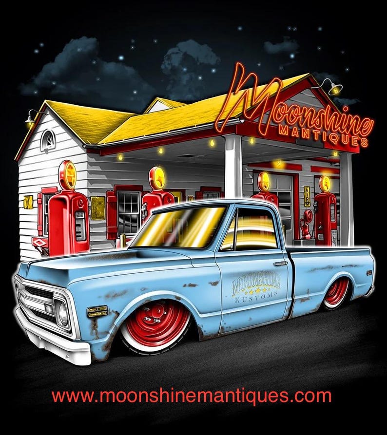 Puede incluir: Ilustraci&oacute;n de una camioneta pickup azul claro vintage con ruedas rojas estacionada frente a una gasolinera. La gasolinera tiene un techo amarillo y un letrero de ne&oacute;n que dice "Moonshine Antiques". La direcci&oacute;n del sitio web www.moonshinemantiques.com est&aacute; en la parte inferior.