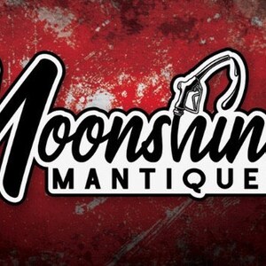 Puede incluir: Logotipo de Moonshine Mantiques, con una ilustraci&oacute;n de una bomba de gasolina vintage y el nombre del negocio en una fuente audaz y estilizada. El fondo es rojo desgastado con detalles en blanco, creando una est&eacute;tica retro.