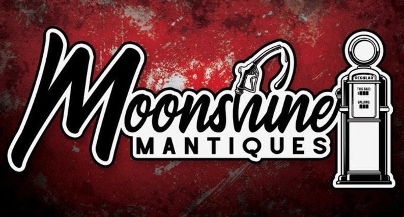 Puede incluir: Logotipo de Moonshine Mantiques, con una ilustraci&oacute;n de una bomba de gasolina vintage y el nombre del negocio en una fuente audaz y estilizada. El fondo es rojo desgastado con detalles en blanco, creando una est&eacute;tica retro.