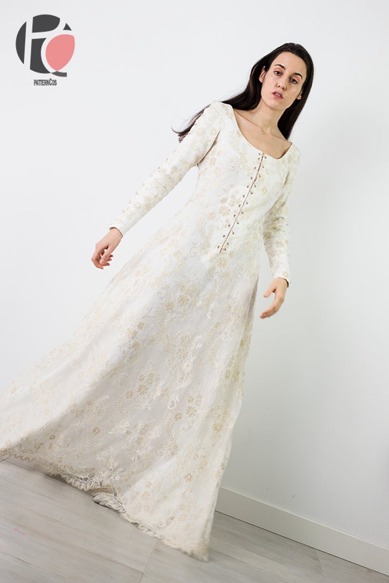 Peut inclure: Une robe en dentelle blanche &agrave; manches longues et &agrave; fermeture boutonn&eacute;e sur le devant. La robe a un col rond et une jupe ample.
