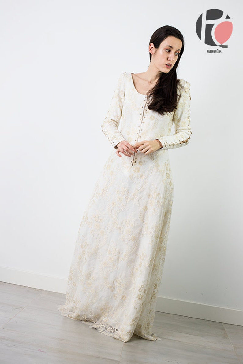 Peut inclure: Une robe maxi blanche &agrave; motif floral et manches longues. La robe a un col rond et une fermeture boutonn&eacute;e sur le devant.