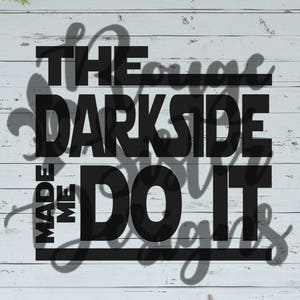 以下が含まれることがあります： 白い木製の背景に黒と白のテキストグラフィック。テキストは「The Darkside Made Me Do It.」です