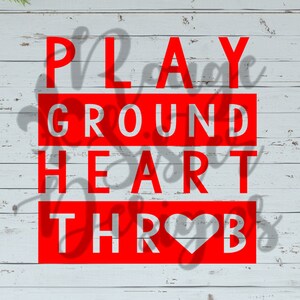 Op de afbeelding: Rode tekst op een witte houten achtergrond met de tekst "PLAYGROUND HEART THROB" met een rood hart symbool in het woord "THROB".