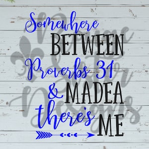 Puede incluir: Fondo blanco de madera con texto azul y negro que dice "Somewhere between Proverbs 31 & Madea there's me". Una flecha azul con acentos blancos está en la parte inferior de la imagen.