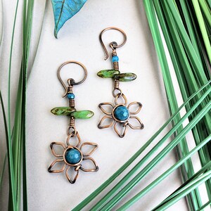 Draht Blumen Ohrringe, Weinstock Ohrringe, Blaue Apatit Ohrringe, Draht Gewickelt Edelstein Ohrringe, Wald Natur Ohrringe