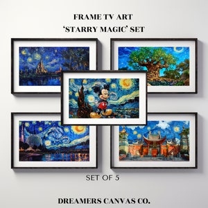 Op de afbeelding: Set van vijf ingelijste kunstprints met een sterrenhemel met verschillende Disney-bezienswaardigheden. De prints omvatten Assepoesterkasteel, de Tree of Life, Mickey Mouse, Spaceship Earth en de ingang van het China-paviljoen.
