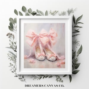 Puede incluir: Una pintura de dos zapatos de satén rosa con un gran lazo rosa en la parte superior. Los zapatos están sobre un fondo claro con perlas blancas esparcidas.
